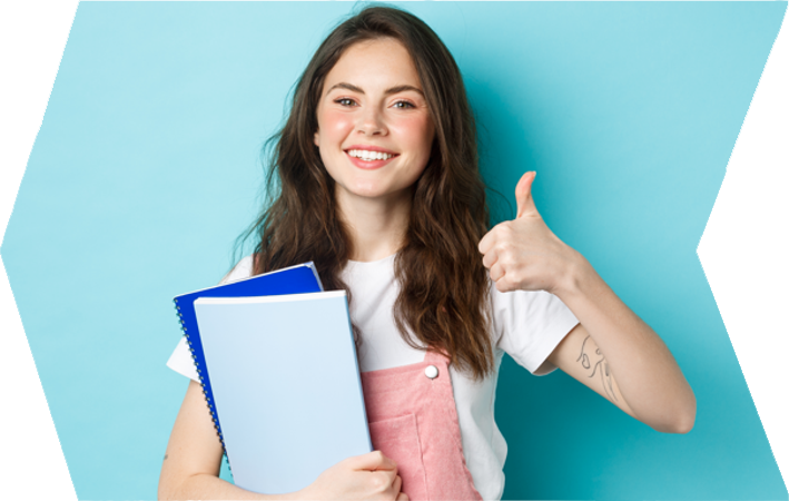Estudiante feliz levantando el pulgar, sosteniendo cuadernos. Testimonio positivo.