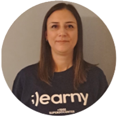Mujer sonriendo con camiseta "earny" en el equipo de trabajo.