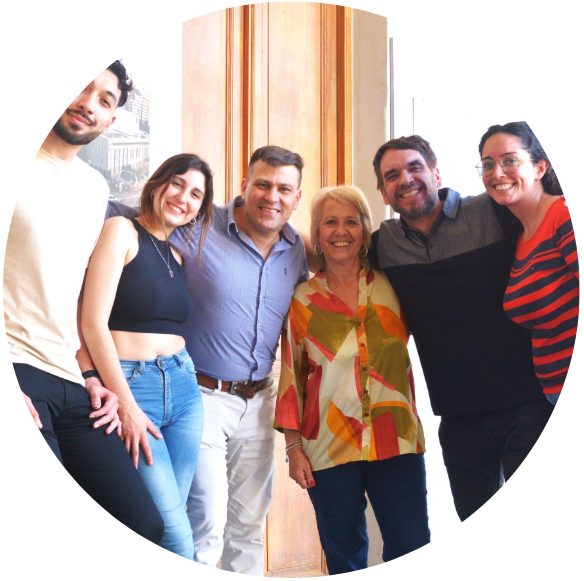 Nuestro equipo sonriendo juntos, posando para una foto