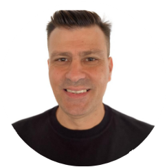 Hombre sonriendo en camiseta negra, parte de Nuestro Equipo.