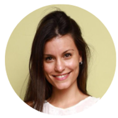 Sonriente miembro de Nuestro Equipo, con cabello largo y castaño.