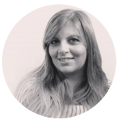 Mujer sonriente con cabello largo, miembro de Nuestro Equipo.