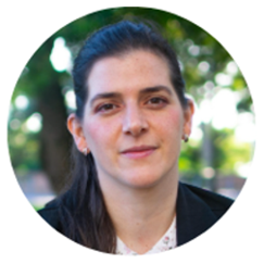 Retrato de una mujer sonriendo al aire libre en el equipo