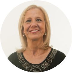 Sonriente miembro de nuestro equipo, con cabello rubio y aretes.