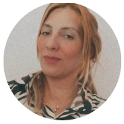 Mujer rubia sonriendo, retrato para Nuestro Equipo.